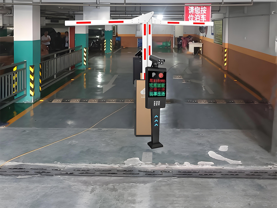 停车场入口容易滑倒请注意安全