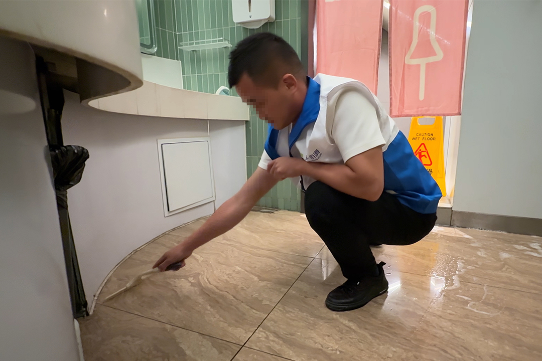某商场卫生间防滑处理