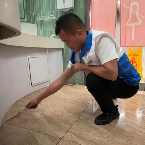某商场卫生间防滑处理